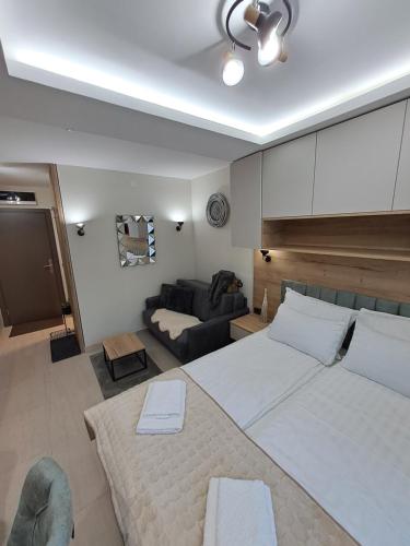 Tempat tidur dalam kamar di Lux apartmani Dunja Kopaonik Čardaci - GREEN