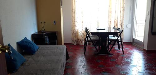 a room with a table and chairs and a table and a window at Pensión Benavente AP-7 3min coche Playa 5 min Self check-in 24h in Moncófar