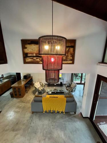 a living room with a large chandelier hanging from the ceiling at Pipa Blue in Pipa