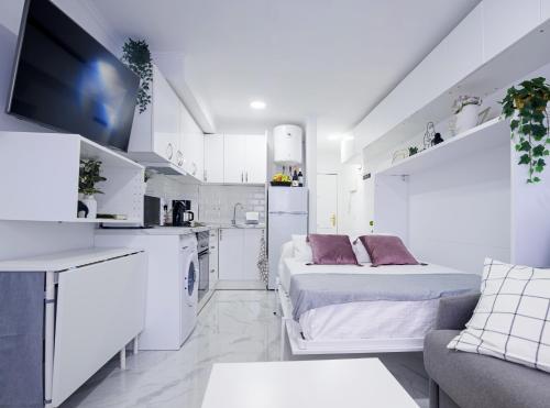 Apartamento blanco pequeño con 1 cama y cocina en Estudio Playa Los Locos, Torrevieja, en Torrevieja
