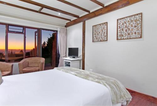 Televisyen dan/atau pusat hiburan di Lalapanzi Lodge