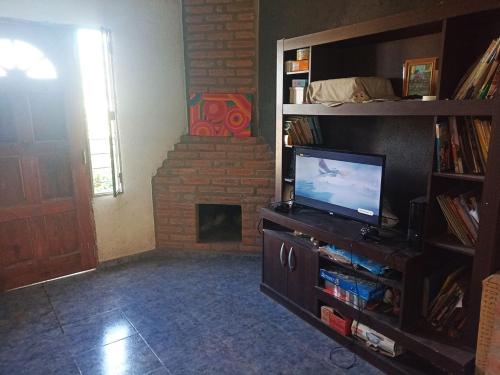 sala de estar con TV y chimenea en Casa Alta Gracia - 3 Habitaciones para 6 personas en Alta Gracia