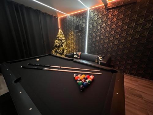 a snooker table with a heart on it at Aux trois univers in Verviers