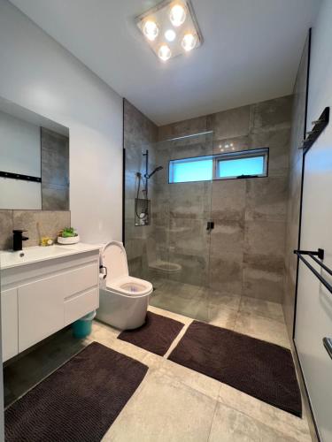 een badkamer met een douche, een toilet en een wastafel bij Howrah Getaway (Entire Place, Private Entrance, Breakfast included) in Howrah