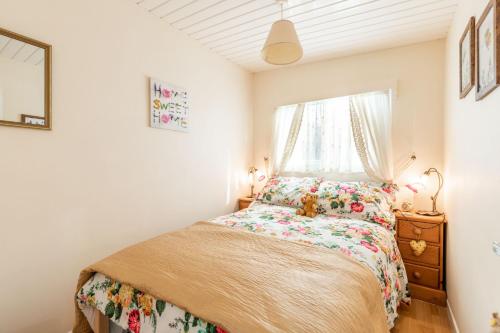 een slaapkamer met een bed en een raam bij The Bee's Knees in Mundesley