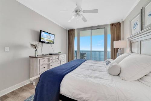 Un dormitorio blanco con una cama grande y una ventana en Lighthouse unit 1012 - Luxury Beachfront Condo, en Gulf Shores