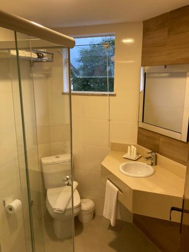 a bathroom with a toilet and a sink at Pousada Renovo da Serra in São Pedro da Serra