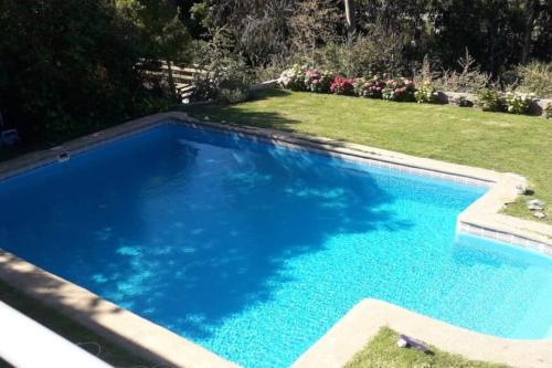 una piscina de agua azul en un patio en SantoDomingoLitoral122, en Santo Domingo