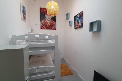 une chambre avec une table et un tableau sur le mur dans l'établissement Maison contemporaine 47m² proche plage, commerces, à Saint-Georges-de-Didonne