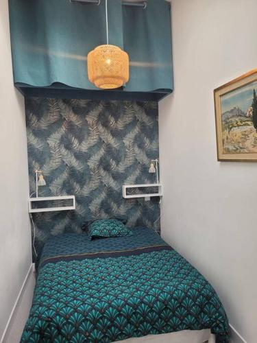 - une petite chambre avec un lit vert dans l'établissement Maison contemporaine 47m² proche plage, commerces, à Saint-Georges-de-Didonne