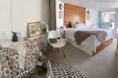 1 dormitorio con 1 cama y 1 silla en Forever Beach Apartment, en Sheerness