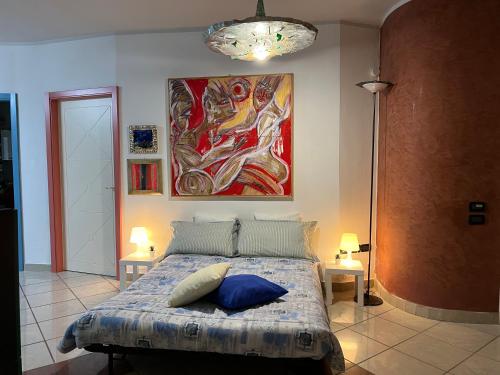 ein Schlafzimmer mit einem Bett und einem Wandgemälde in der Unterkunft Amarin Pisa Apartment in Pisa