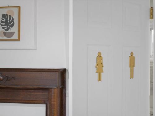 una puerta con un hombre y una mujer en ella en Bloomfield/Shadyside @F Quiet and Stylish Private Bedroom with Shared Bathroom, en Pittsburgh