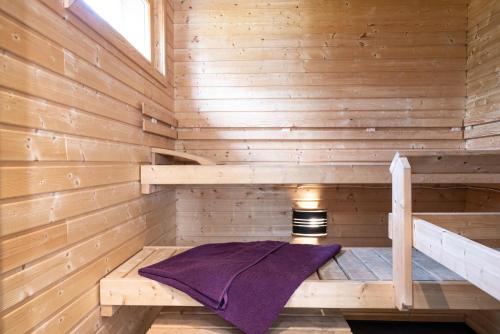 Postel nebo postele na pokoji v ubytování Guestly Homes - Seaside Stay with Sauna