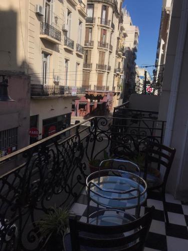 balcón con sillas, mesa y edificios en Telmotango Hotel en Buenos Aires
