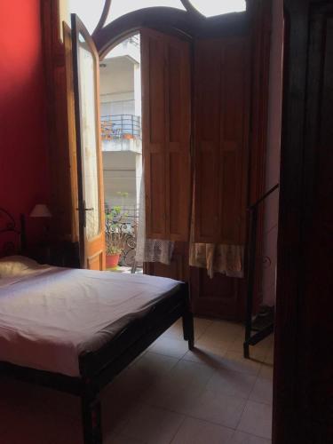 1 dormitorio con cama y ventana abierta en Telmotango Hotel en Buenos Aires