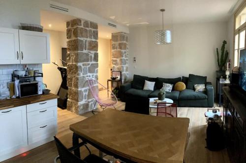 ein Wohnzimmer mit einem Sofa und einem Tisch in der Unterkunft Cosy flat next Casino in Monaco in Beausoleil