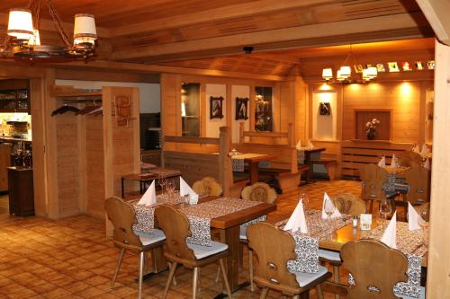 ein Restaurant mit Tischen und Stühlen in einem Zimmer in der Unterkunft Hotel & Restaurant Diana in Grodoey