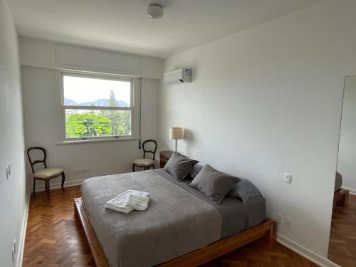 1 dormitorio con cama y ventana en Santa Teresa Luxury Flat. Sugar-Loaf Amazing View, en Río de Janeiro
