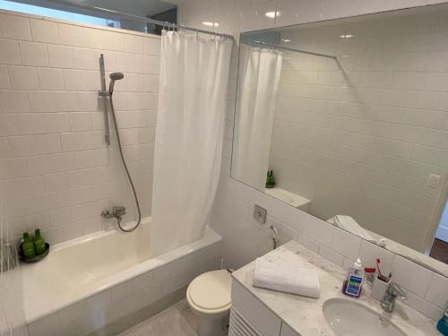 y baño con ducha, aseo y lavamanos. en Santa Teresa Luxury Flat. Sugar-Loaf Amazing View, en Río de Janeiro