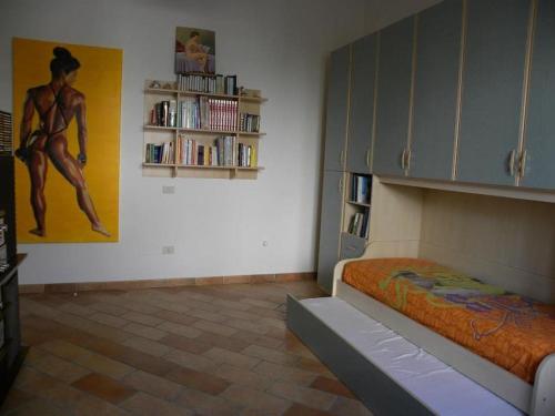 una camera con letto e libreria di Su Suergiu a San Giovanni Suèrgiu