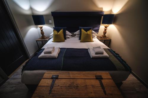 Un pat sau paturi într-o cameră la Yorkshire Dales Lodge 10 Ensuite