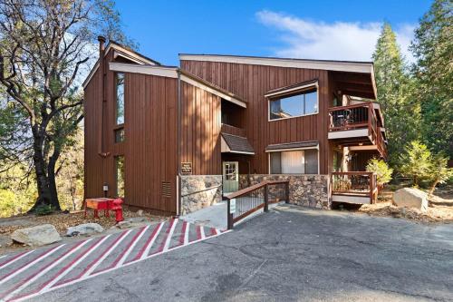 uma grande casa de madeira com uma entrada em Yosemite West Condos em Yosemite West