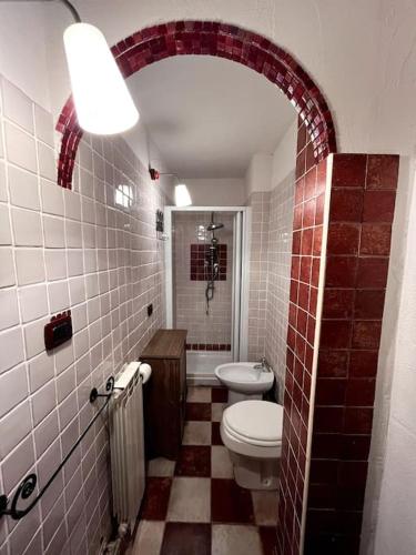 a bathroom with a toilet and a sink at Appartamento-Grangesises in Grange Sises