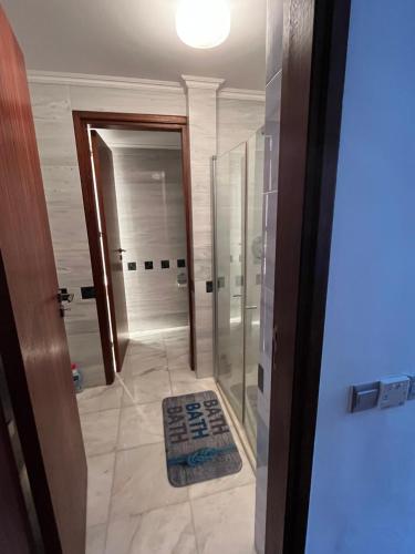 Un baño con ducha y puerta de cristal. en Amorosa Beach Villa 14, en Neo Chorio