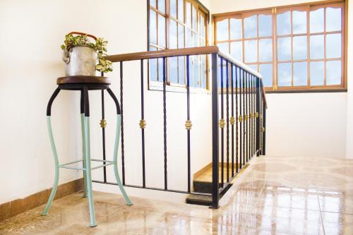 a metal staircase with a pot on top of a stool at Colina Verde in Samaipata