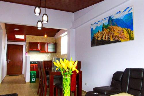 a dining room with a table and a vase of flowers at Apartamento Familiar Centrico in Paipa