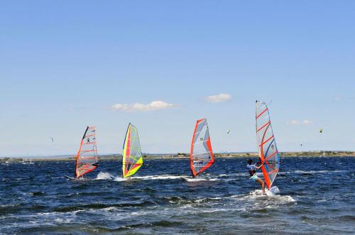 a group of people windsurfing in the ocean at Fischerhaus 1950 in Le Barcarès