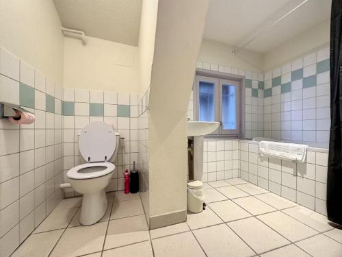 La salle de bains est pourvue de toilettes et d'un lavabo. dans l'établissement Résidence Bury, à Tulle