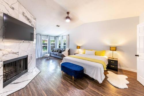 1 dormitorio con 1 cama extragrande y chimenea en Elite Retreat at La Cantera, 6 Flags, The RIM, UTSA - CASA GLAM SA, en San Antonio