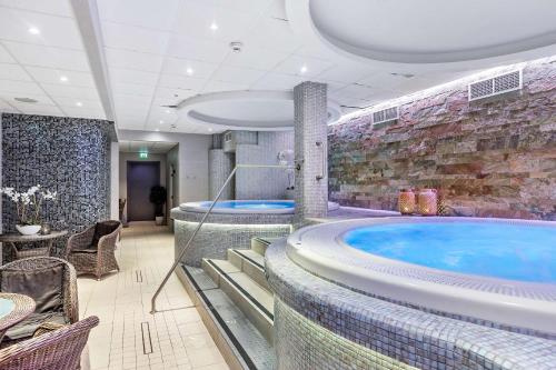 une grande baignoire jacuzzi dans une chambre d'hôtel dans l'établissement Best Western Plus Savoy Lulea, à Luleå