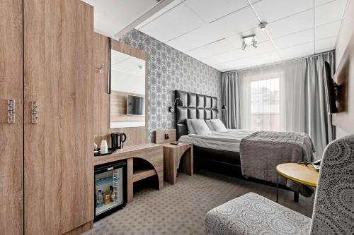 pokój hotelowy z łóżkiem i telewizorem w obiekcie Best Western Plus Savoy Lulea w mieście Luleå