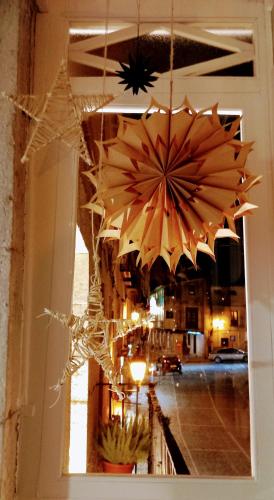 a chandelier hanging from the ceiling in a room at Casa de las Lías in Chinchón