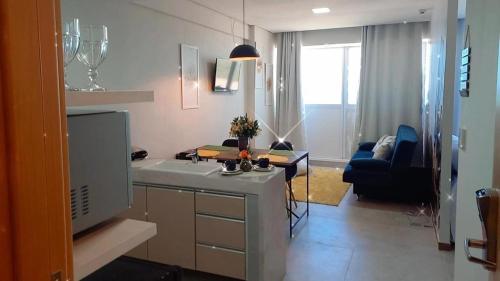uma cozinha e sala de estar com uma mesa e um sofá em Paiva Home Stay Aptº temporada no Recife