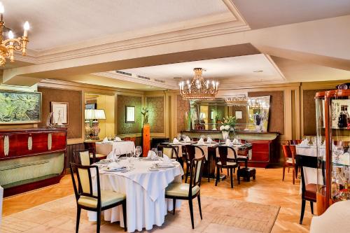 Aria Hotel Prague 레스토랑 또는 맛집