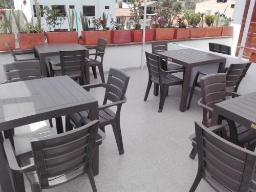 uma fila de mesas e cadeiras num pátio em Posada Turística Estancia Real em Sutamarchán