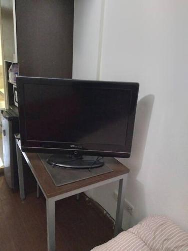 une télévision à écran plat installée au-dessus d'une table. dans l'établissement Comodo departamento en San Nicolas, à Buenos Aires