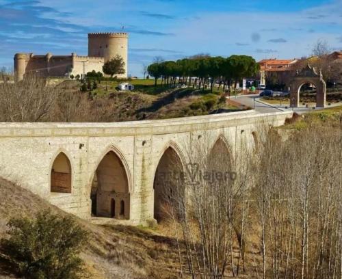 a stone bridge with a castle in the background at AVA-1 in Arévalo