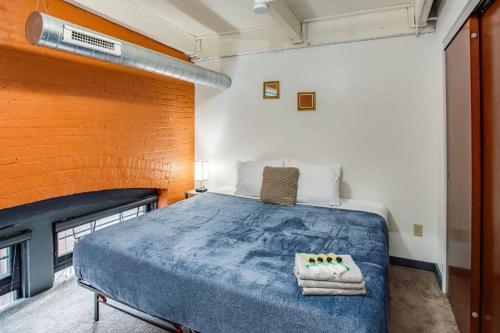 1 dormitorio con 1 cama grande en una habitación en Centric Modern Loft w/ King Beds & Smart GameTable, en Rochester