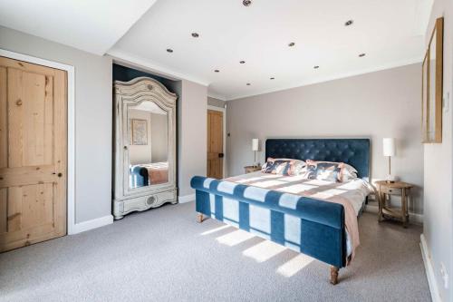 Una cama o camas en una habitación de Host & Stay - Bressingham Lodge