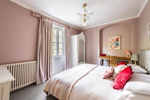 Una cama o camas en una habitación de Host & Stay - Bressingham Lodge