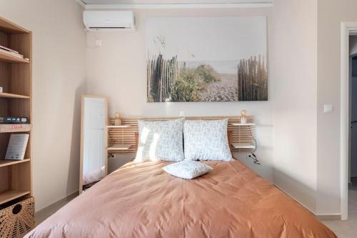 Un dormitorio con una cama grande con dos almohadas. en Acropolis View, en Atenas