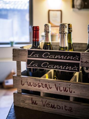 a crate of bottles of wine on a table at La Rondanina in Castelnuovo Fogliani