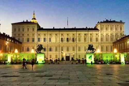 un grande edificio con una statua di fronte di Kintsugi Loft a Torino
