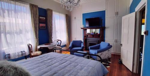 una camera con un letto, due sedie e una TV di Mariner Rose B&B a Stanley