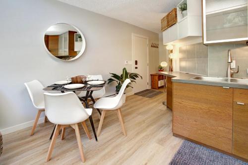 cocina y comedor con mesa y sillas en Gondola Haus - Free parking, en Whistler